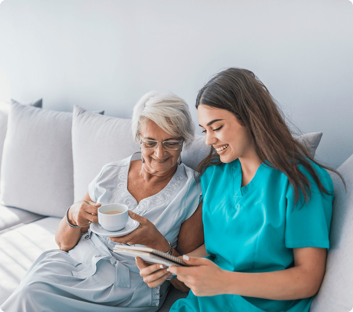 GettyImages-1011187336 Elderly woman and caregiver with tablet.
